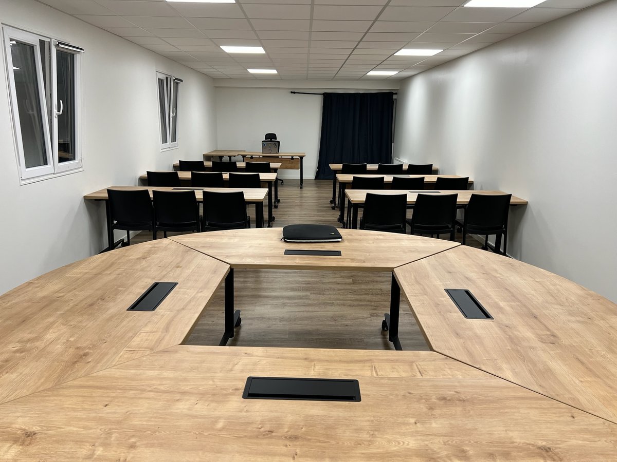 Mode formation avec table ronde collaborative en premier plan