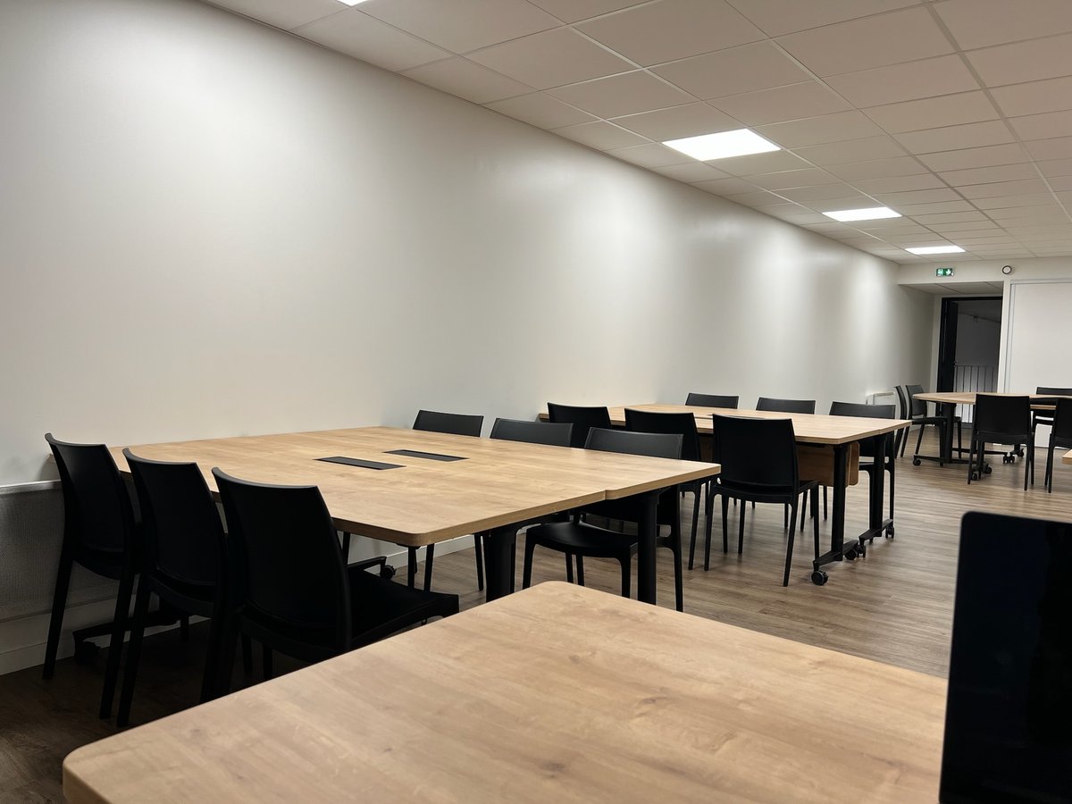 Tables en îlots pour travail en petits groupes