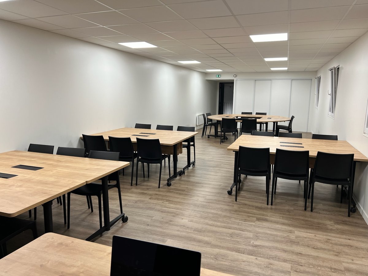 Vue d'ensemble de la salle en configuration îlots