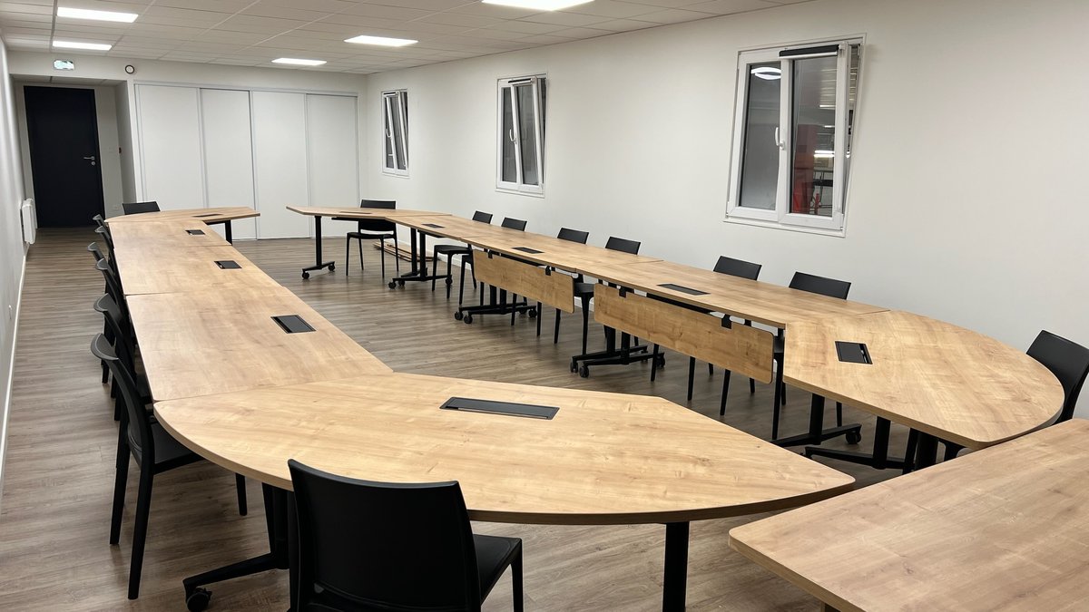 Salle en U - vue latérale droite, tables en bois clair